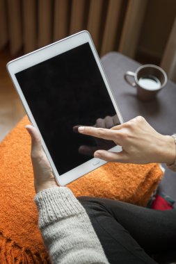 Evde dijital tablet kullanan kadın