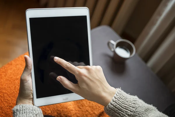 Mujer usando tableta digital en casa —  Fotos de Stock