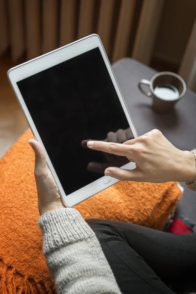 Mujer usando tableta digital en casa —  Fotos de Stock