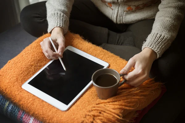 Mujer usando tableta digital y beber café en casa — Foto de Stock