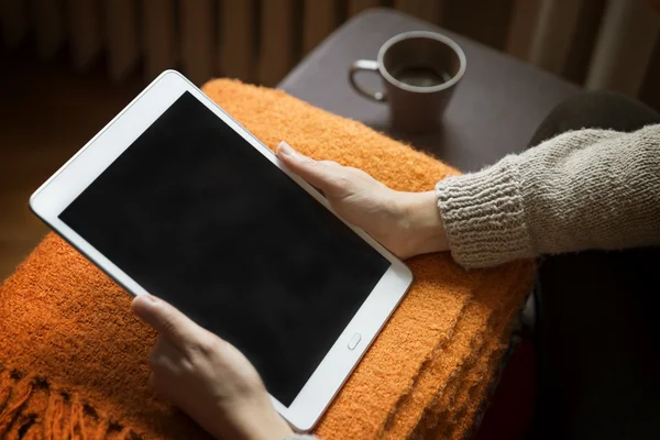 Mujer leyendo desde la tableta digital en casa —  Fotos de Stock