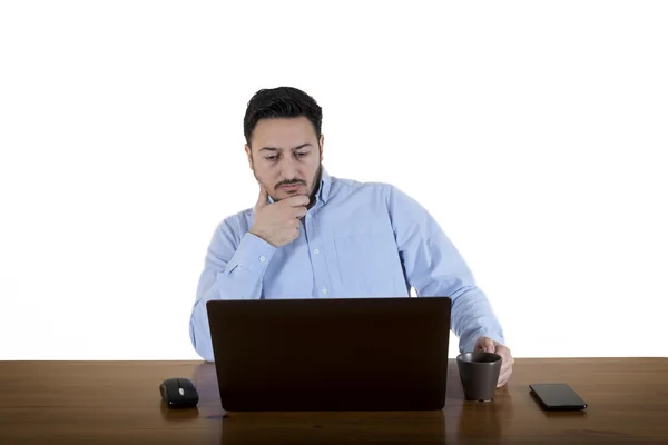 Geschäftsmann schaut auf Computerbildschirm isoliert auf weißem Hintergrund — Stockfoto