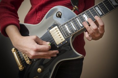 Kadın siyah elektro gitar müzik