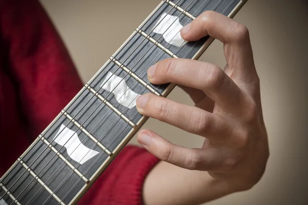 Dedos no painel elétrico da guitarra — Fotografia de Stock