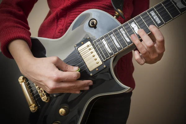 Guitarra eléctrica negra de la mujer Playin —  Fotos de Stock