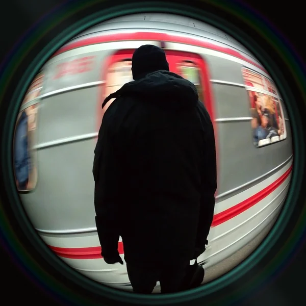 Hombre esperando el metro en la lente objetivo — Foto de Stock