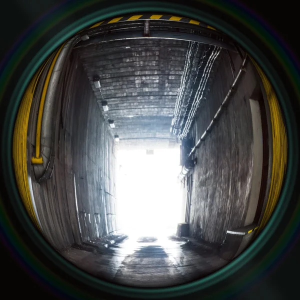 Sottopasso industriale con cancello d'ingresso in lente obiettiva — Foto Stock