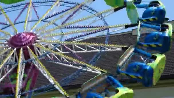 Carousel aan kermis — Stockvideo