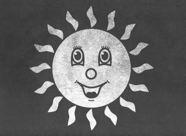 Счастливое улыбающееся солнце на доске — стоковое фото