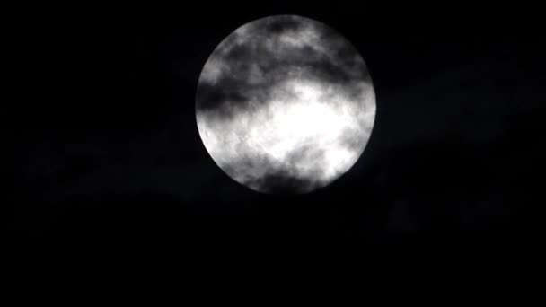 Mond hinter Wolken — Stockvideo