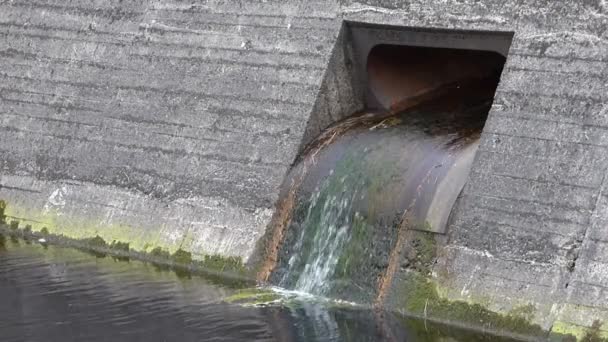 Uitlaat van reservoir — Stockvideo