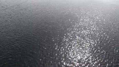 dalgalar üzerinde gölet