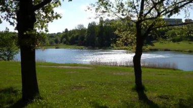 dalgalar üzerinde gölet