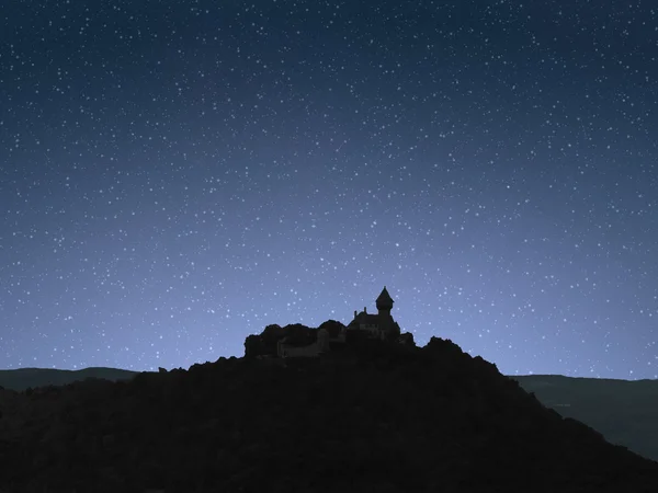 夜晚的天空日出与山上的城堡 — 图库照片