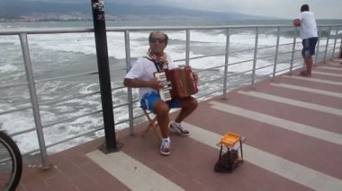 Yerli müzisyen güneşli kumsalda yalvarıyor