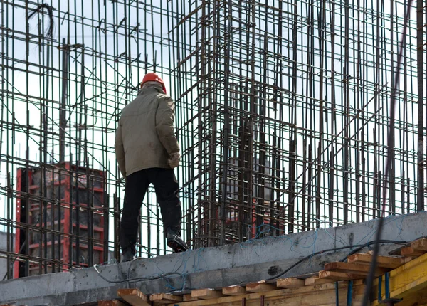 Working on the construction of a monolithic multi-storied, multi-family homes — Stock Image Working Construction Monolithic Multi Storied Multi Family Homes Stock Photo