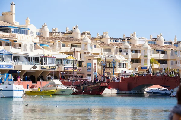 Hajók és az épületek Puerto Marina szabadidős kikötőben. Benalmadena, Malaga, Spanyolország. — Stock Fotó