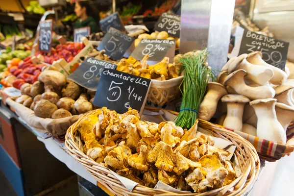 Mercado de cogumelos em Espanha, com chantarellus em primeiro plano . — Fotografia de Stock