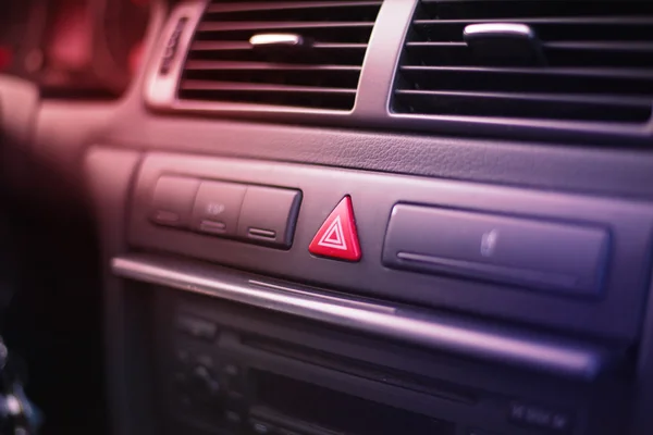 Buton lumini de urgență în interiorul unei mașini . — Fotografie, imagine de stoc