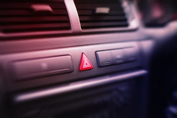 Botón de luces de emergencia dentro de un coche. Volante derecho . — Foto de Stock