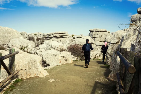 Lidé navštěvující krasové horniny v El Torcal, Antequera. Španělsko. — Stock fotografie