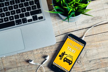 Cep telefonu ekranda arama taksi iletisi. 