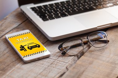 Taksi tr rute ileti bildirim içinde hareket eden telefon.