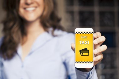 Taksi mesaj cep telefonun ekranında ödemek. Taksi rezervasyon uygulaması ile Smartphone tutan kadın.