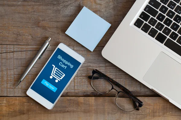 Carrito de compras en un teléfono móvil . — Foto de Stock