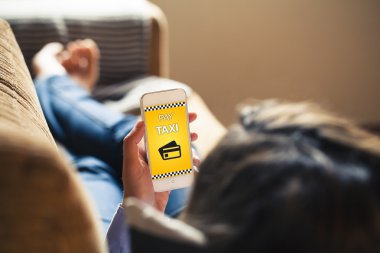 Taksi ileti bildirimi bir cep telefonu ekran ödeme.