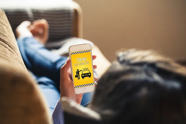 Taxi på väg anmälan i mobiltelefonen. — Stockfoto