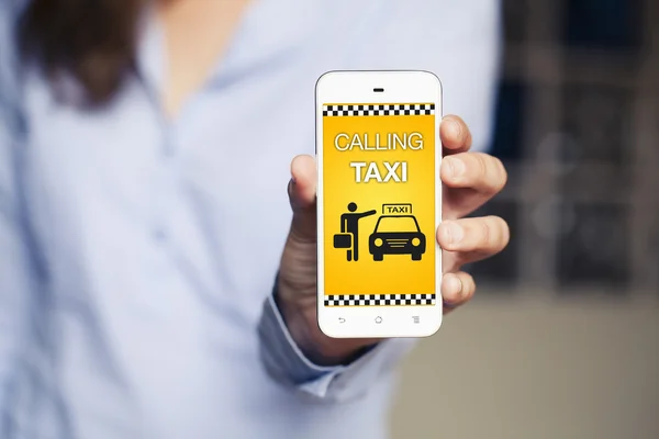 Taxi üzenetet hívás a mobil telefon képernyőjén. — Stock Fotó