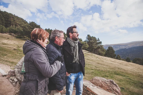 Familienporträt in der Natur. — Stockfoto