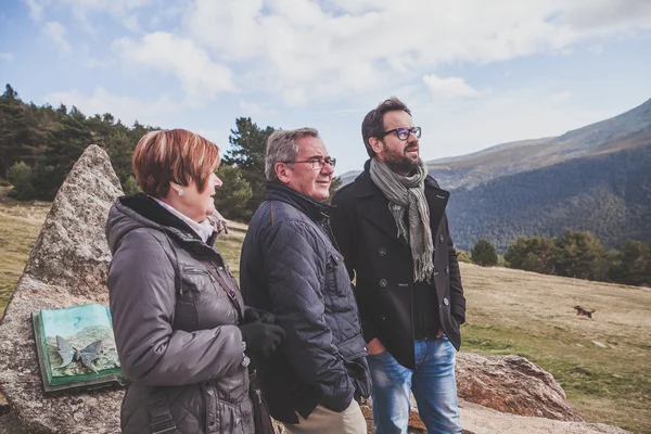 Familienspaziergang in der Natur. — Stockfoto