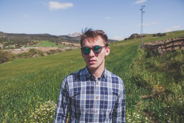 Bir tarım arazisinde sarışın adam .