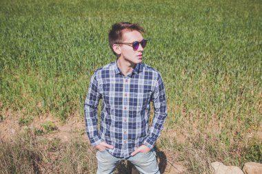 sarışın adam portresi.