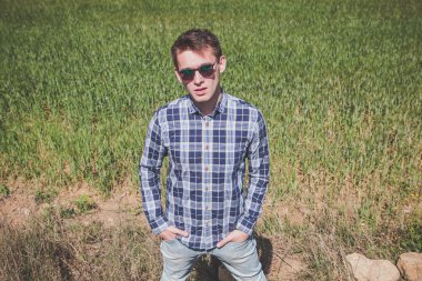 sarışın adam portresi.