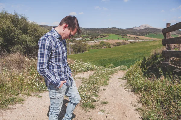 Portret van de man in een landbouwgrond. — Stockfoto