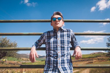 Doğada poz çiftçi.