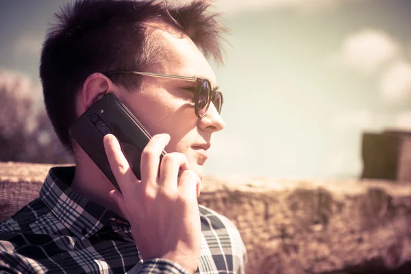 Hombre con gafas de sol hablando por teléfono. Primer plano retrato . —  Fotos de Stock