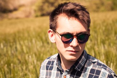 Genç sarışın adam kapatmak dikey.