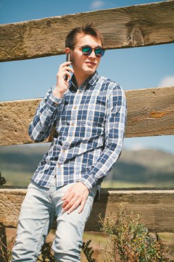 Rus sarışın adam kırsal.