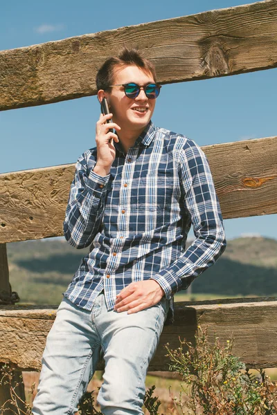 Sonriente hombre llamando por teléfono . —  Fotos de Stock