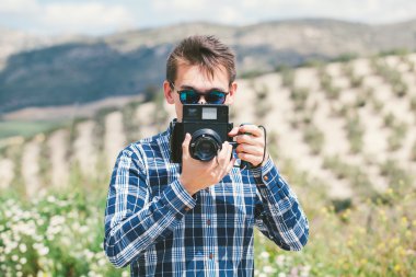 Fotoğrafçı vintage fotoğraf makinesi.