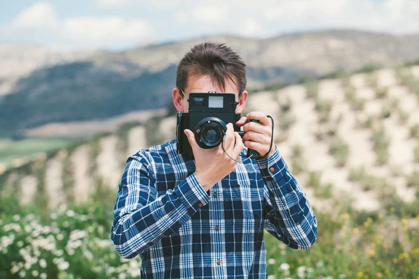 Fotógrafo con cámara vintage . — Foto de Stock