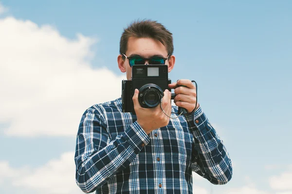 Fotógrafo con cámara vintage . — Foto de Stock