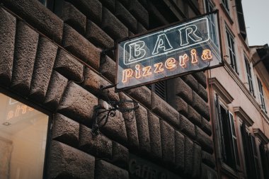 İtalyan Bar Pizzeria yazı.