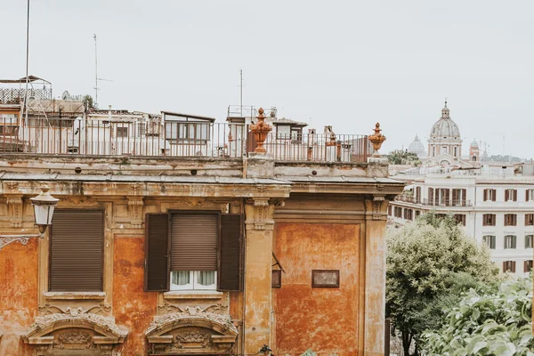 Fachada de edifício italiano. Roma . — Fotografia de Stock