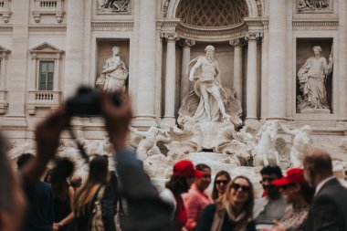 Kalabalık ziyaret Trevi Çeşmesi. Roma, İtalya.