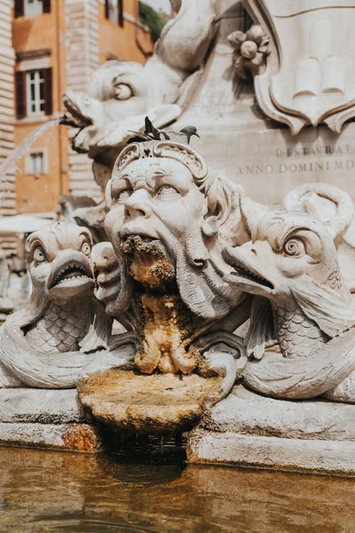 Estátua em uma fonte romana . — Fotografia de Stock